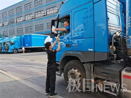 穿上防护服为快件消杀,让快递放心收 武汉启动快递物流全链条防疫