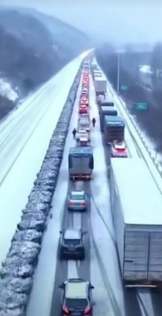 湖北暴雪,年货快件卡在高速路上,多企业启动骑手等应急补贴
